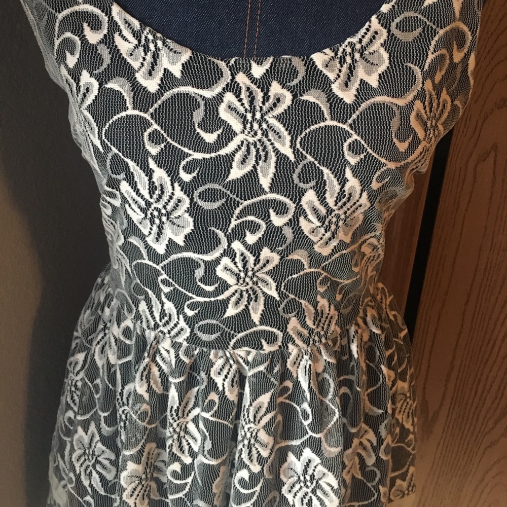 NWT Francesca’s floral lace dress - Picture 3 of 5